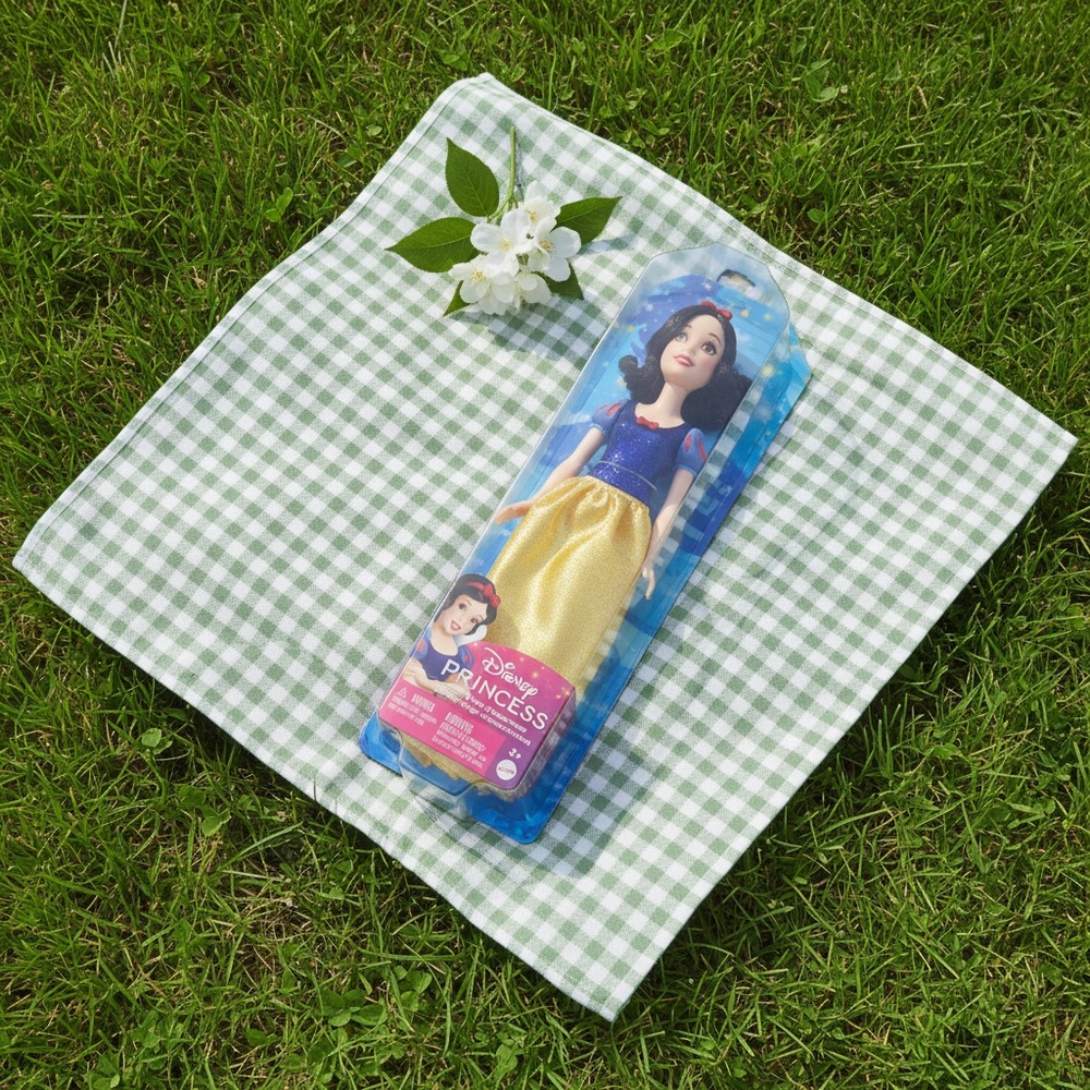 2024 Disney Princess Snow White fashion doll